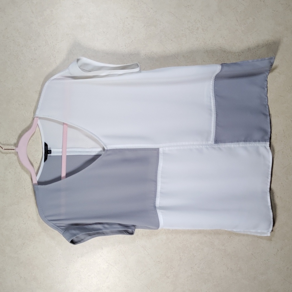 H154 John Mark cream and gray color block cap sleeve blouse M